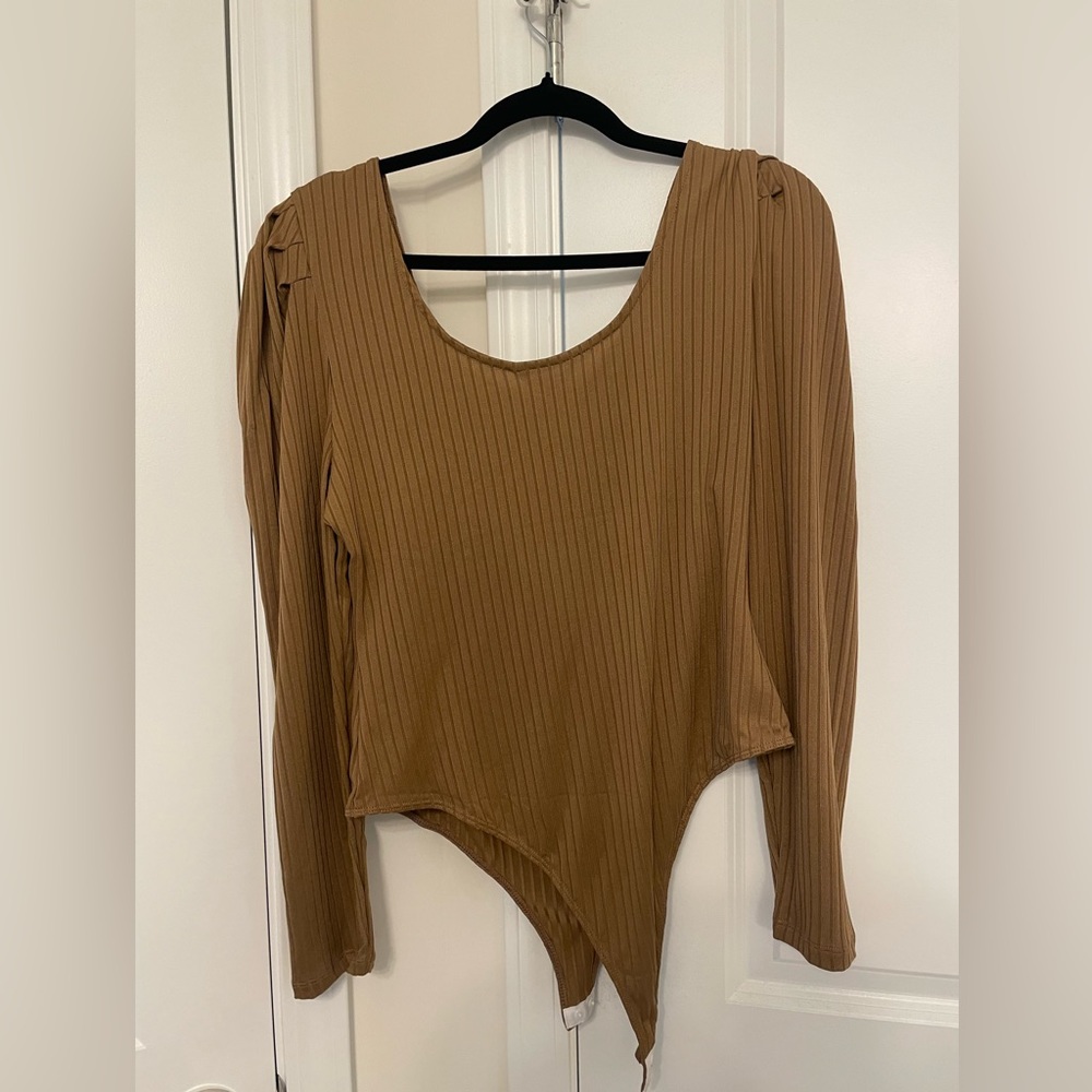Time and Tru Lg. Tan puff sleeve bodysuit EUC